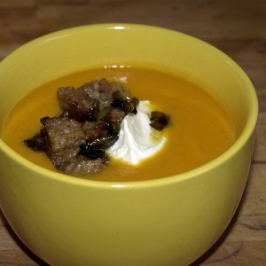Süßkartoffelsuppe mit Hack und saurer Sahne