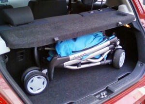 Kinderwagen im Suzuki Swift