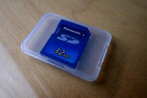 32MB, meine erste SD-Karte, Preis: ca. 150 Euro.
