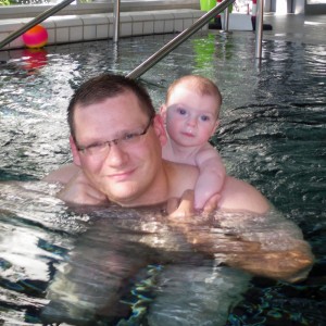 Babyschwimmen, mit Papa im Wasser.