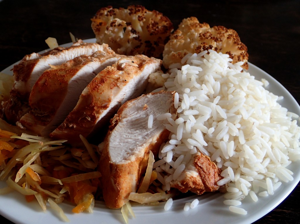 Pute auf Weißkohl-Möhren-Bett mit Reis und Blumenkohl, paleo, glutenfrei