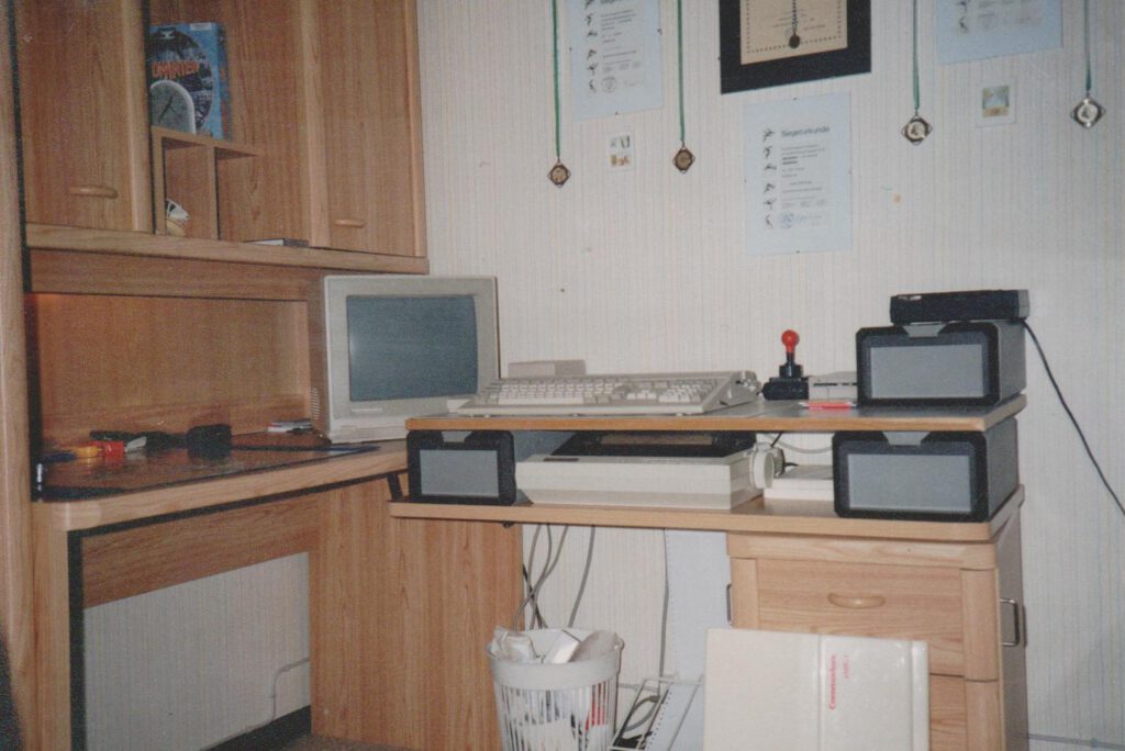 Amiga 500 mit 1084S und 9-Nadeldrucker in meinem Kinderzimmer 1988.